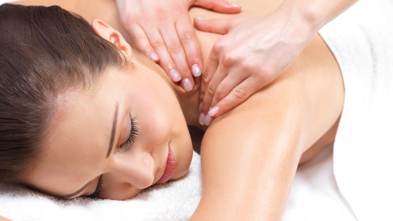 Friskvårdskort i Uppsala hos Love me Tender Ekocenter – avslappnande massage för återhämtning och välbefinnande.